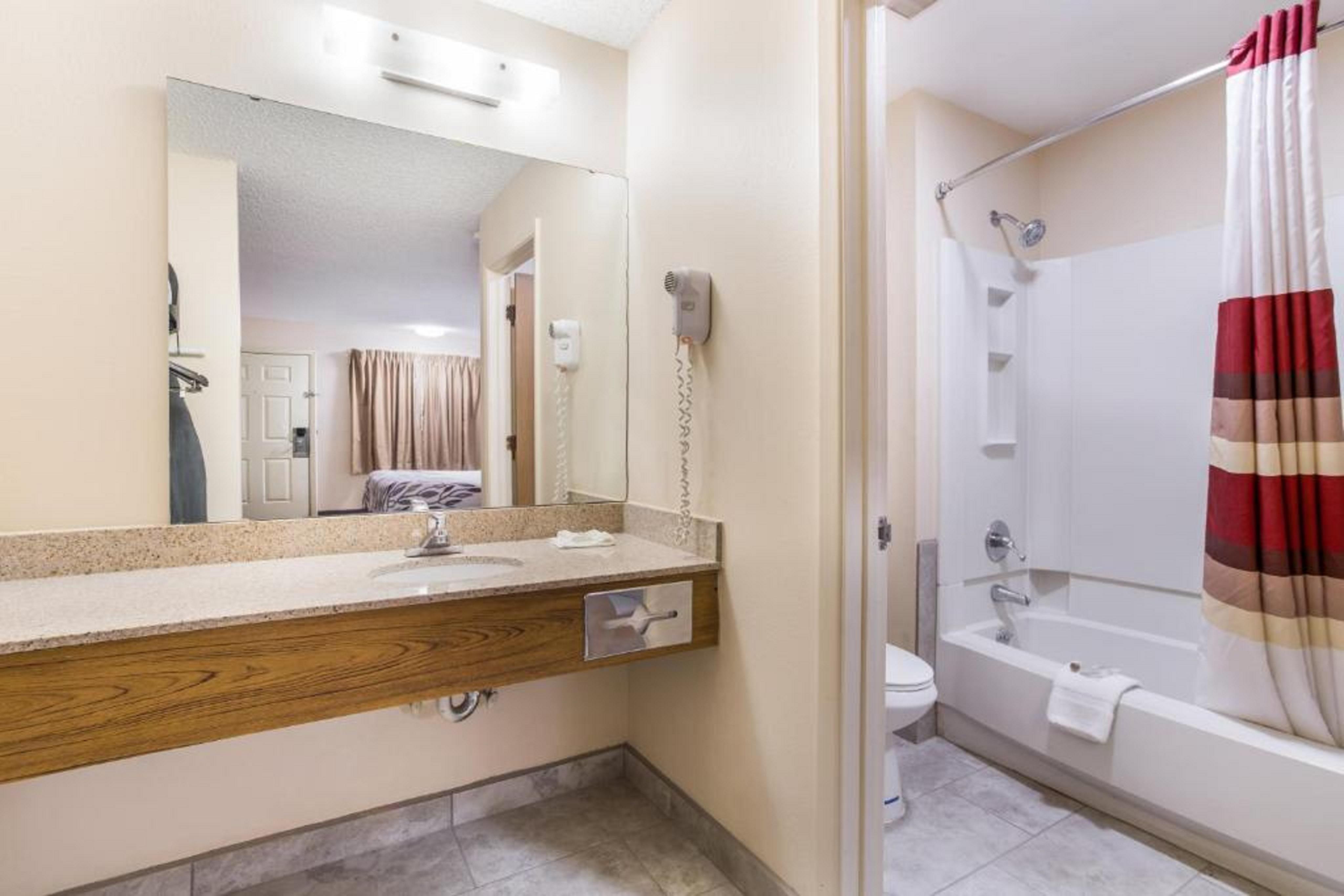 Red Roof - Midtown 2*